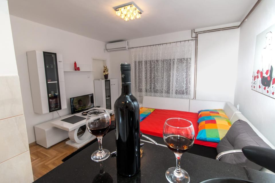 Living room, Dining area, Drinks