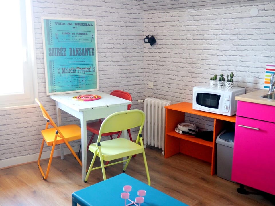 Kitchen or kitchenette, Seating area