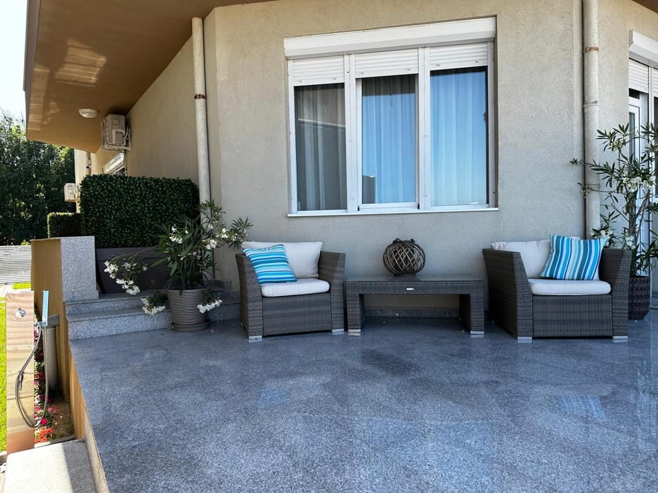Day, Garden, View (from property/room), Balcony/Terrace, Living room, Seating area, Garden view