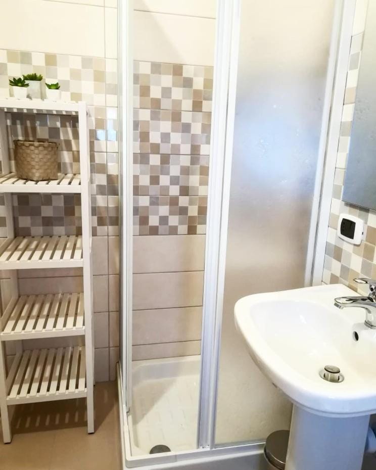 Shower, Toilet, Bathroom, Decorative detail