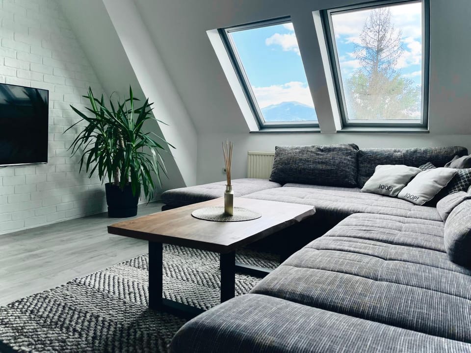 Bed, Seating area