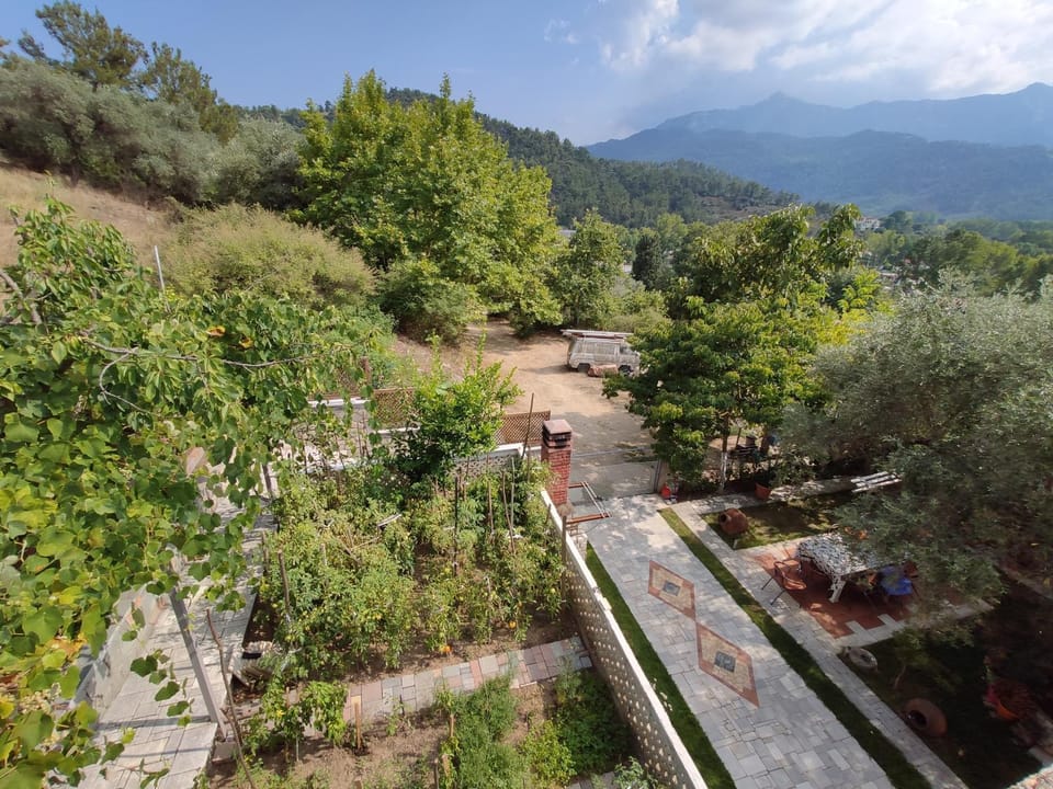 Property building, Facade/entrance, Bird's eye view, Balcony/Terrace, City view, Garden view, Mountain view, Street view