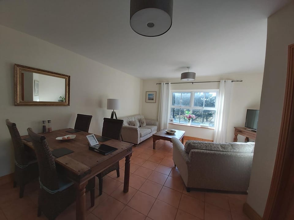 Seating area, Dining area