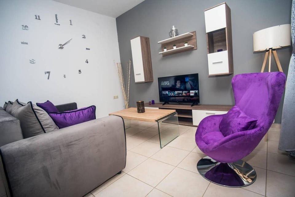 TV and multimedia, Living room, Photo of the whole room, Decorative detail, Seating area