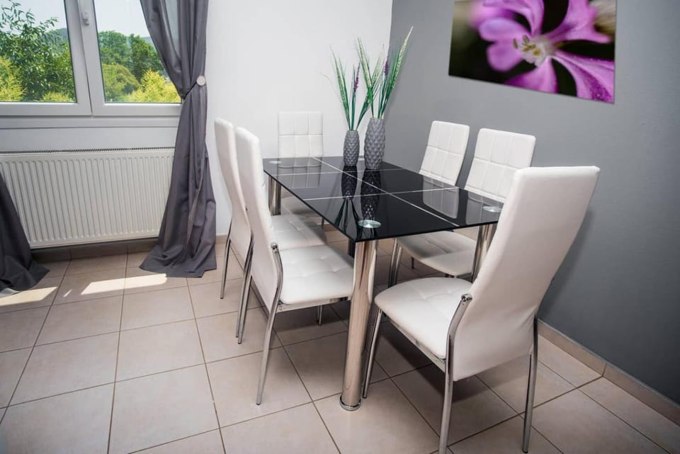 Photo of the whole room, Decorative detail, Dining area