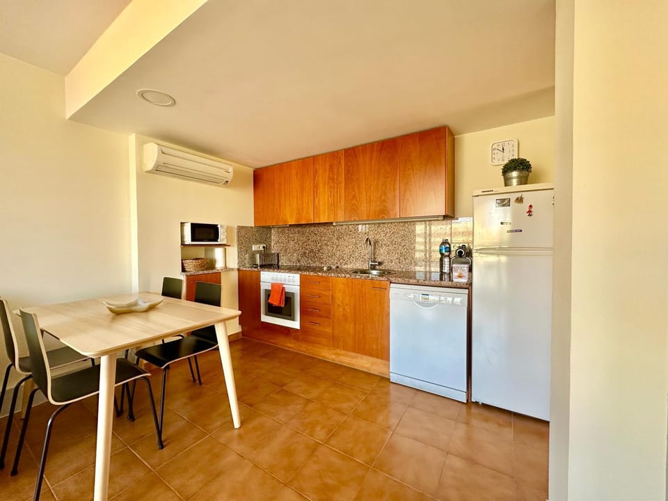 Kitchen or kitchenette, Dining area, dishwasher, minibar, pet friendly, stove, toaster