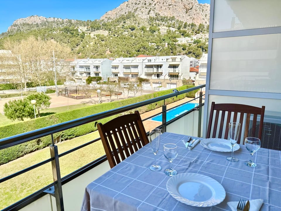 Day, Natural landscape, Balcony/Terrace, Dining area, Mountain view, Pool view