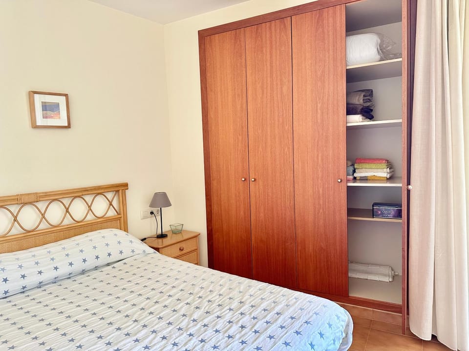 Bed, Photo of the whole room, Bedroom, wardrobe