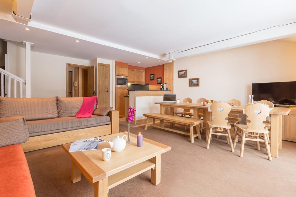 Communal lounge/ TV room, TV and multimedia, Kitchen or kitchenette, Living room, Seating area, Dining area, Evening entertainment