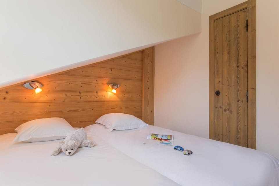 Bed, Photo of the whole room, Bedroom, towels, wardrobe