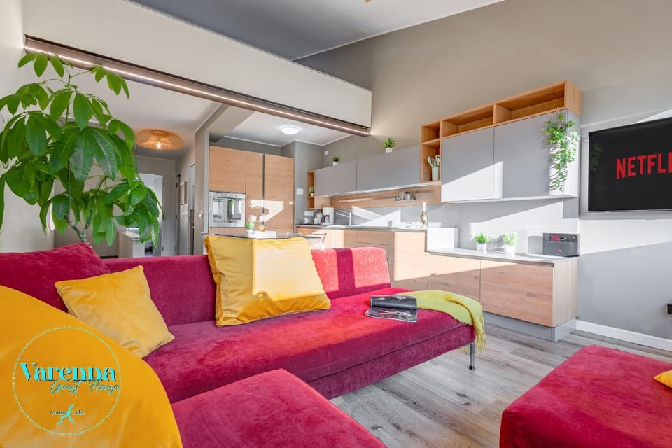 TV and multimedia, Kitchen or kitchenette, Living room, Seating area, Dining area, oven