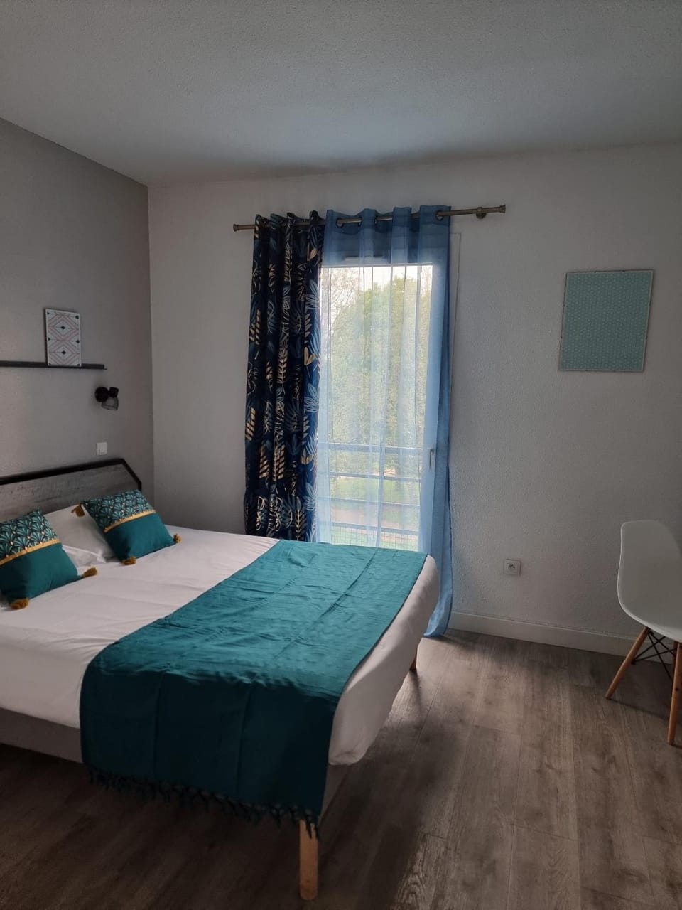 Bed, Photo of the whole room, Bedroom, Garden view