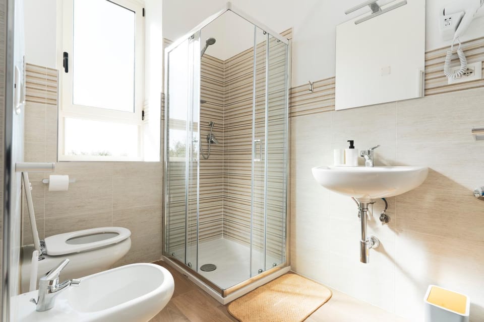 Shower, Toilet, Bathroom, bidet, towels