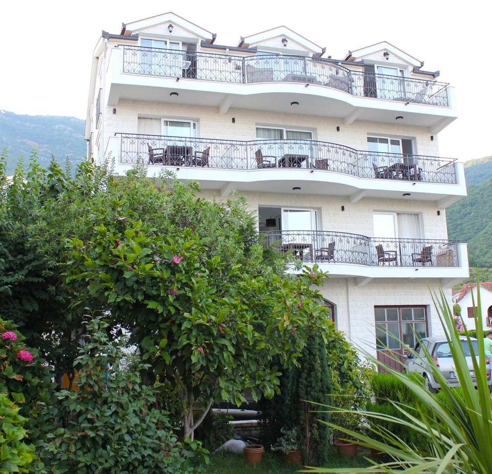 Facade/entrance, Floor plan