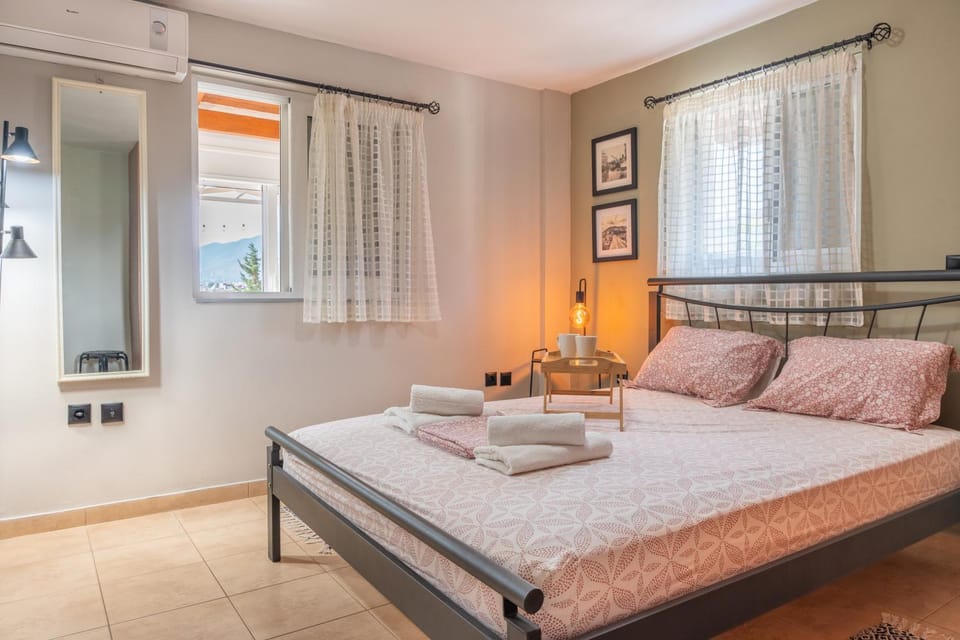 Bed, Photo of the whole room, Bedroom, internet, towels, air conditioner