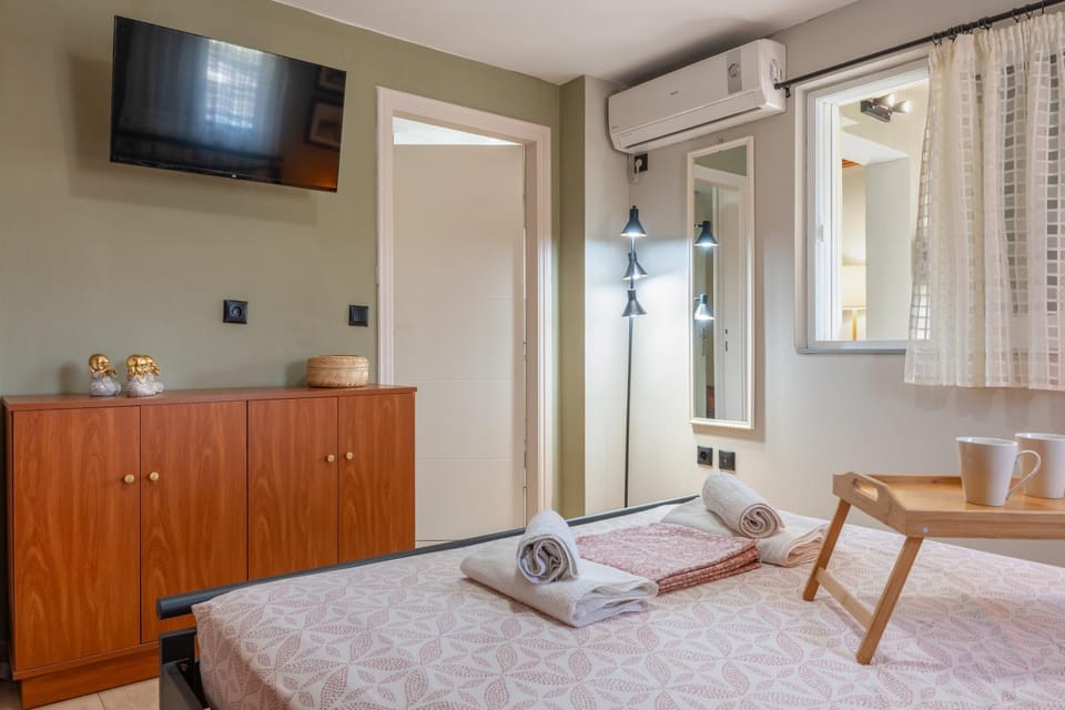 Bed, TV and multimedia, Photo of the whole room, Bedroom, towels