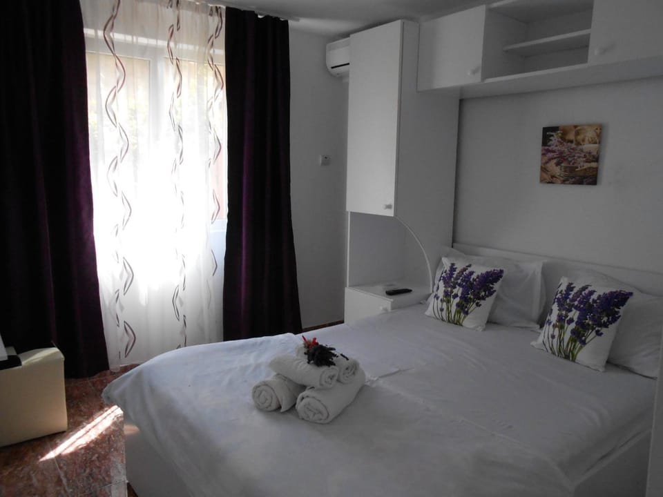 Shower, Toilet, Bed, BBQ facilities, Garden, Bathroom, TV and multimedia, Balcony/Terrace, Photo of the whole room, Dining area, Bedroom, Street view, towels, air conditioner