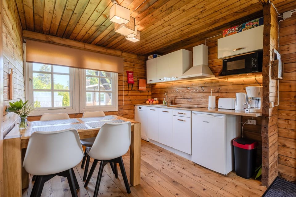 Kitchen or kitchenette, Dining area, dishwasher, stove