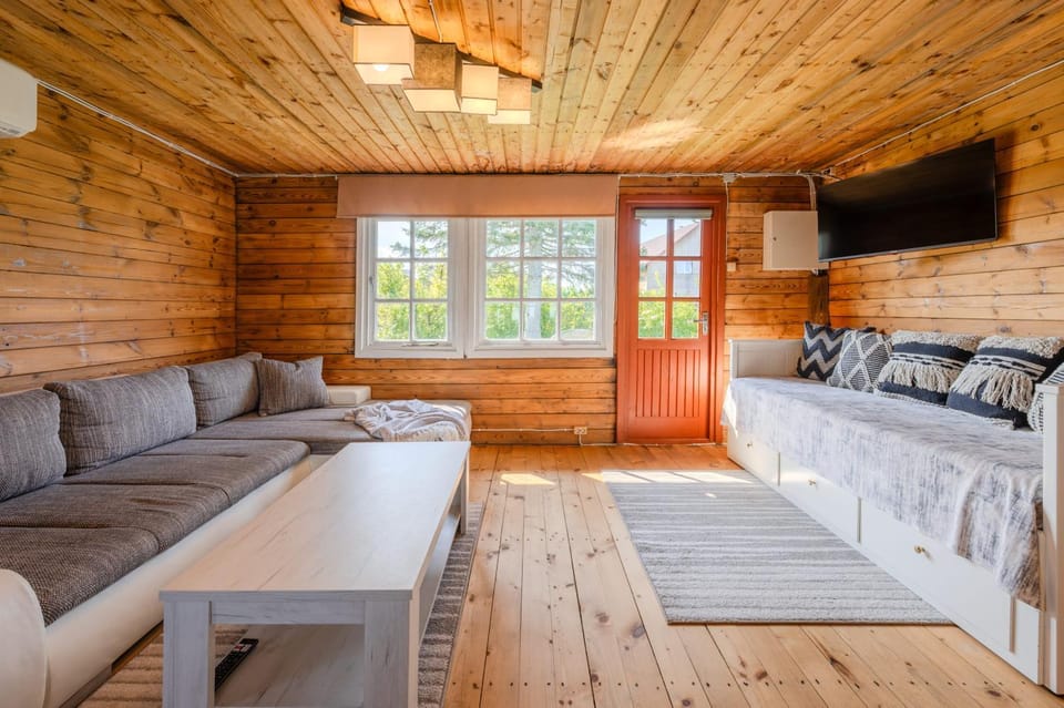 Bed, Living room