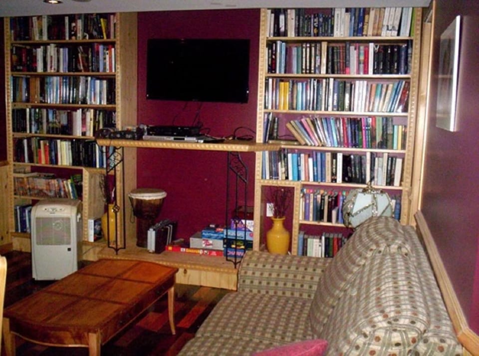 Communal lounge/ TV room, Library, TV and multimedia