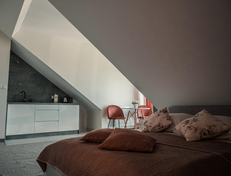 Bed, Kitchen or kitchenette, Photo of the whole room, Decorative detail, Bedroom, Sea view, Street view