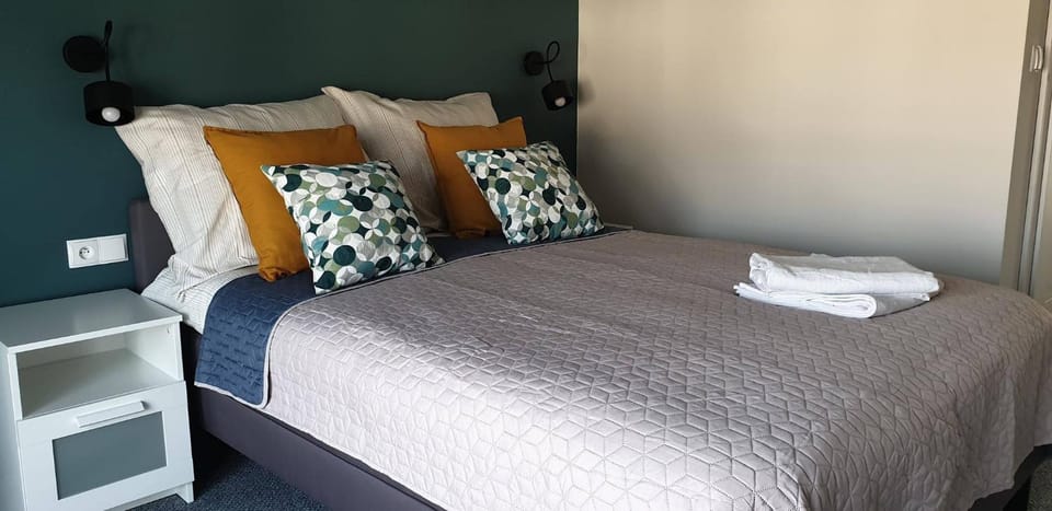 Bed, Balcony/Terrace, Other, Photo of the whole room, Decorative detail, Area and facilities, Quiet street view