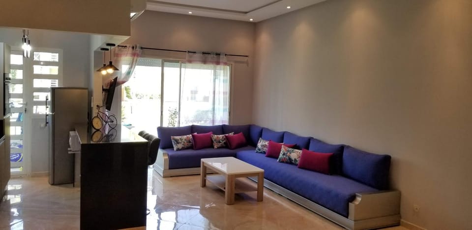 TV and multimedia, Living room, Photo of the whole room, Decorative detail, Seating area, Garden view, Pool view