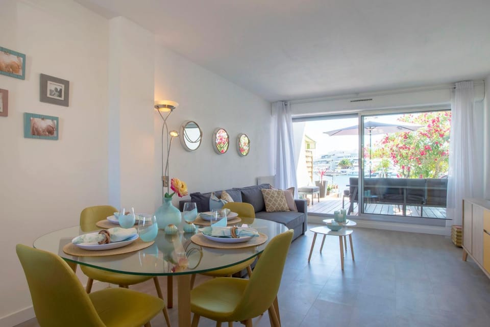 TV and multimedia, Seating area, Dining area