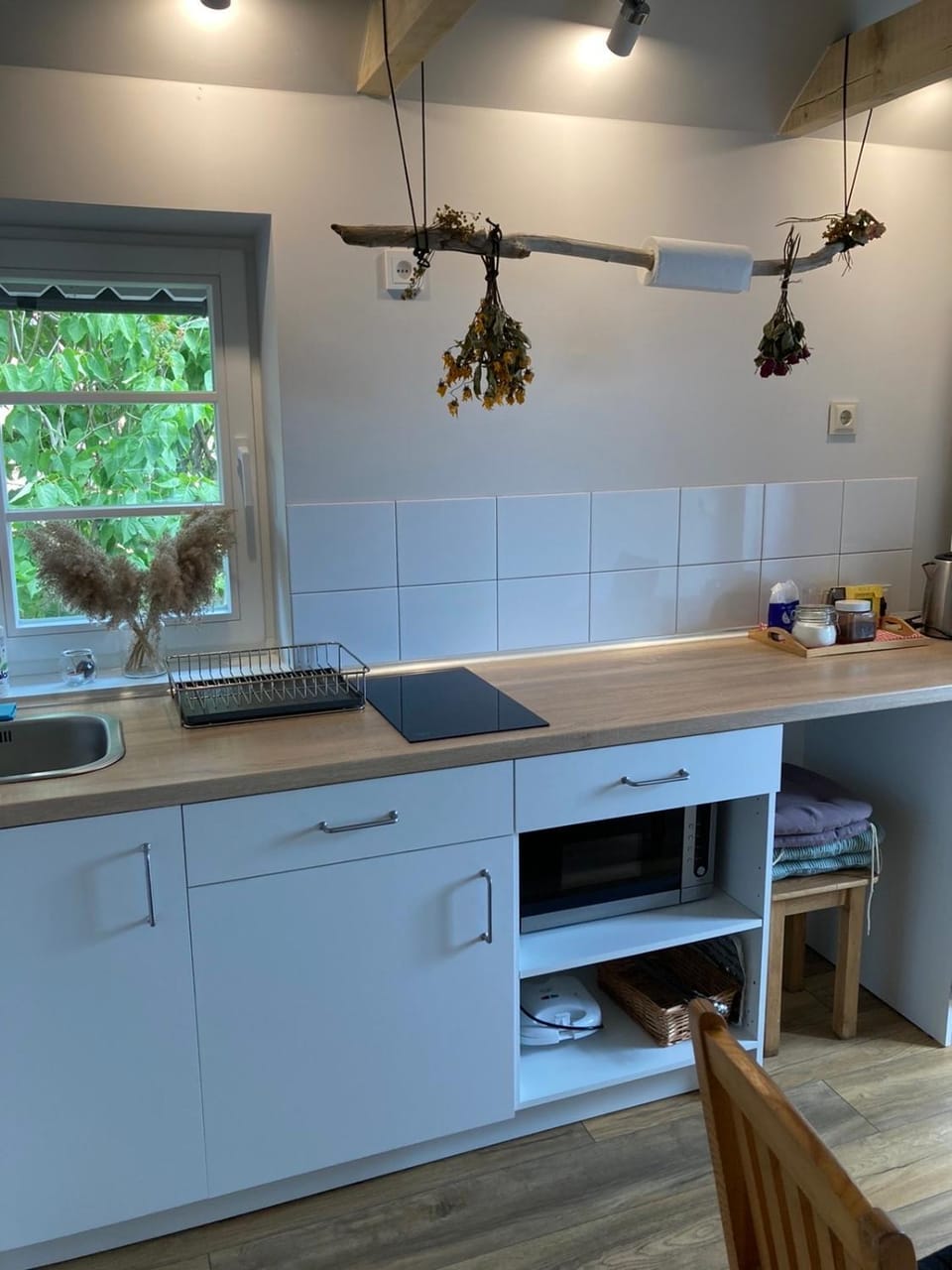 Kitchen or kitchenette, minibar, stove