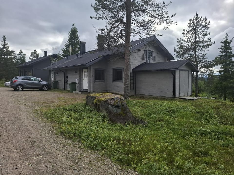 Property building, Day, Neighbourhood, Natural landscape, Street view, Parking