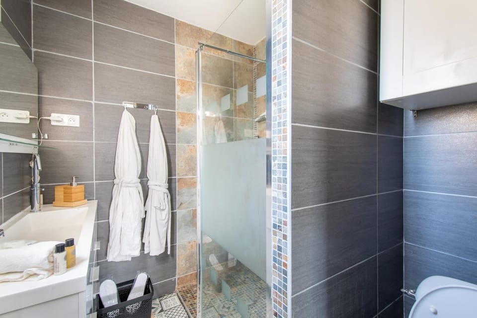 GuestHouse La Costière - logements indépendants - espace piscine jacuzzi Apartment in Lunel
