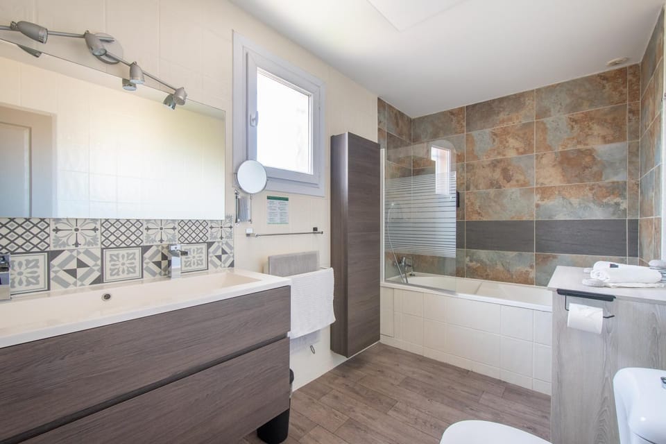 GuestHouse La Costière - logements indépendants - espace piscine jacuzzi Apartment in Lunel
