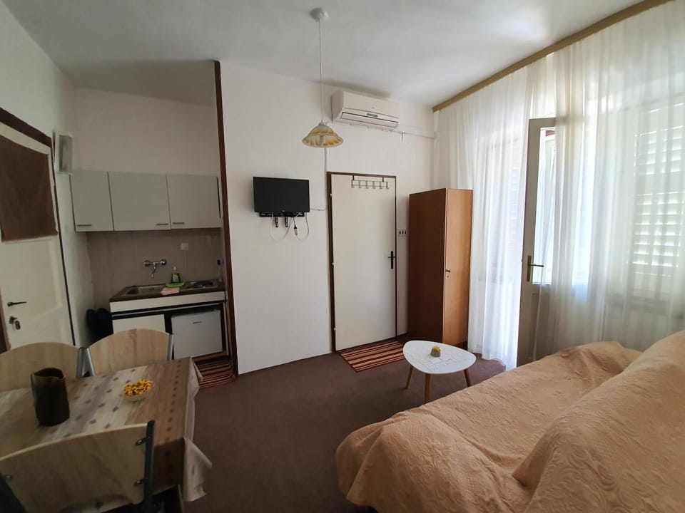 Bed, Living room, Photo of the whole room, Seating area, air conditioner