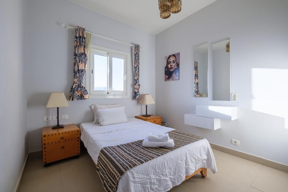Bed, Bedroom, towels, wardrobe