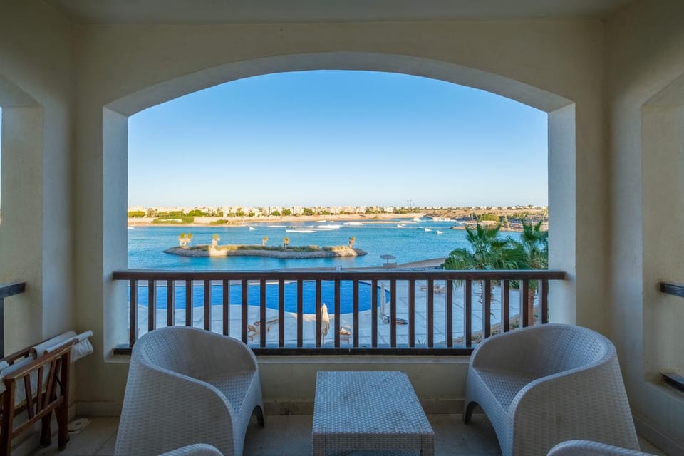 Day, Natural landscape, View (from property/room), Balcony/Terrace, Seating area, Lake view