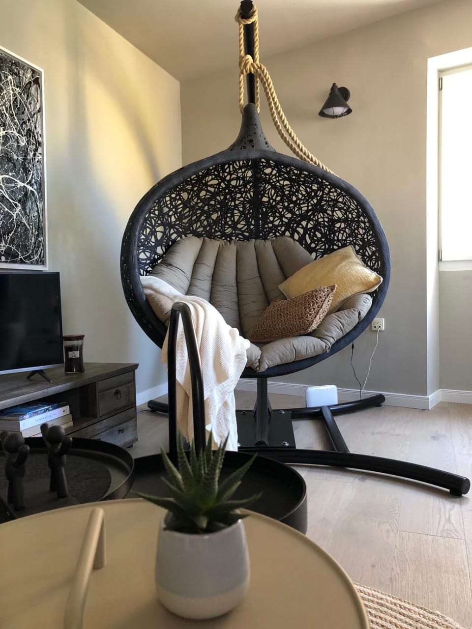 Day, Night, Summer, Library, Living room, Decorative detail, Decorative detail, On site, Guests, Time of day