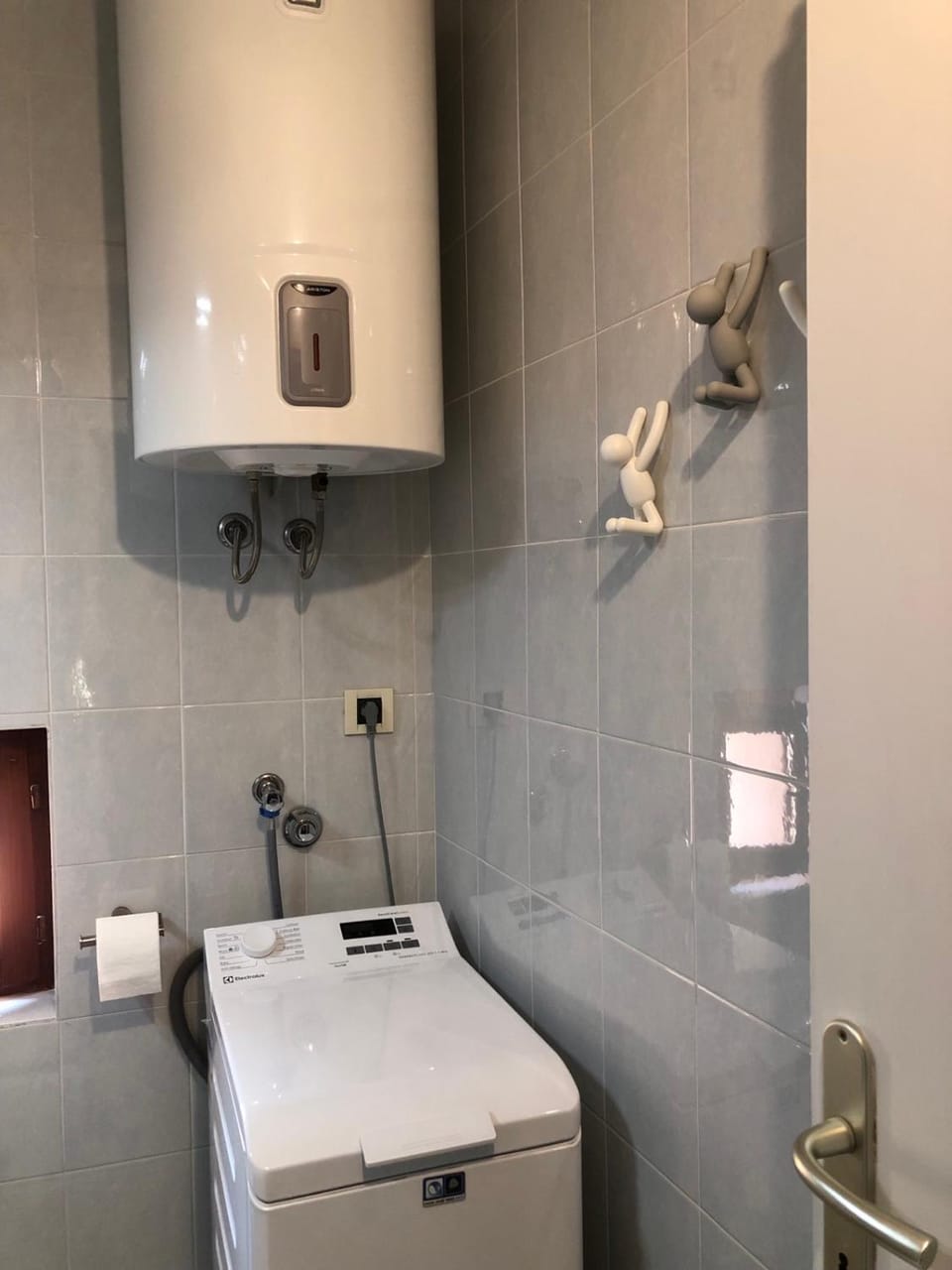 Toilet, Bathroom, Decorative detail, Decorative detail, On site, Time of day, internet, internet, towels, towels