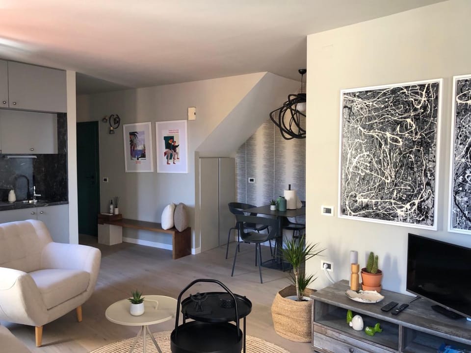 Kitchen or kitchenette, Living room, Decorative detail, Decorative detail, Seating area, City view, hair dresser
