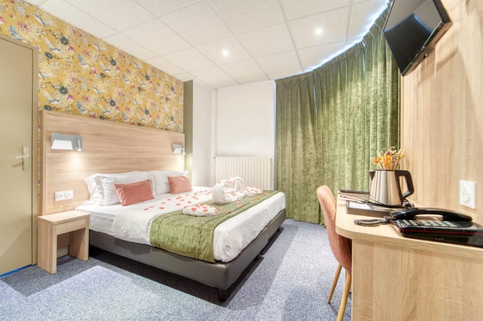 Bed, TV and multimedia, Photo of the whole room, Bedroom