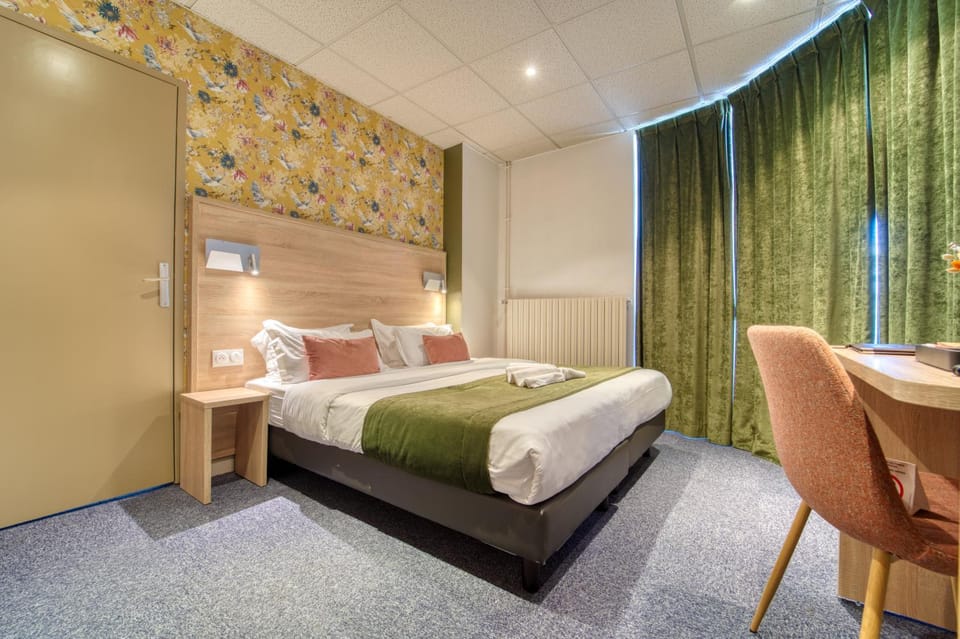 Bed, Photo of the whole room, Seating area, Bedroom, towels