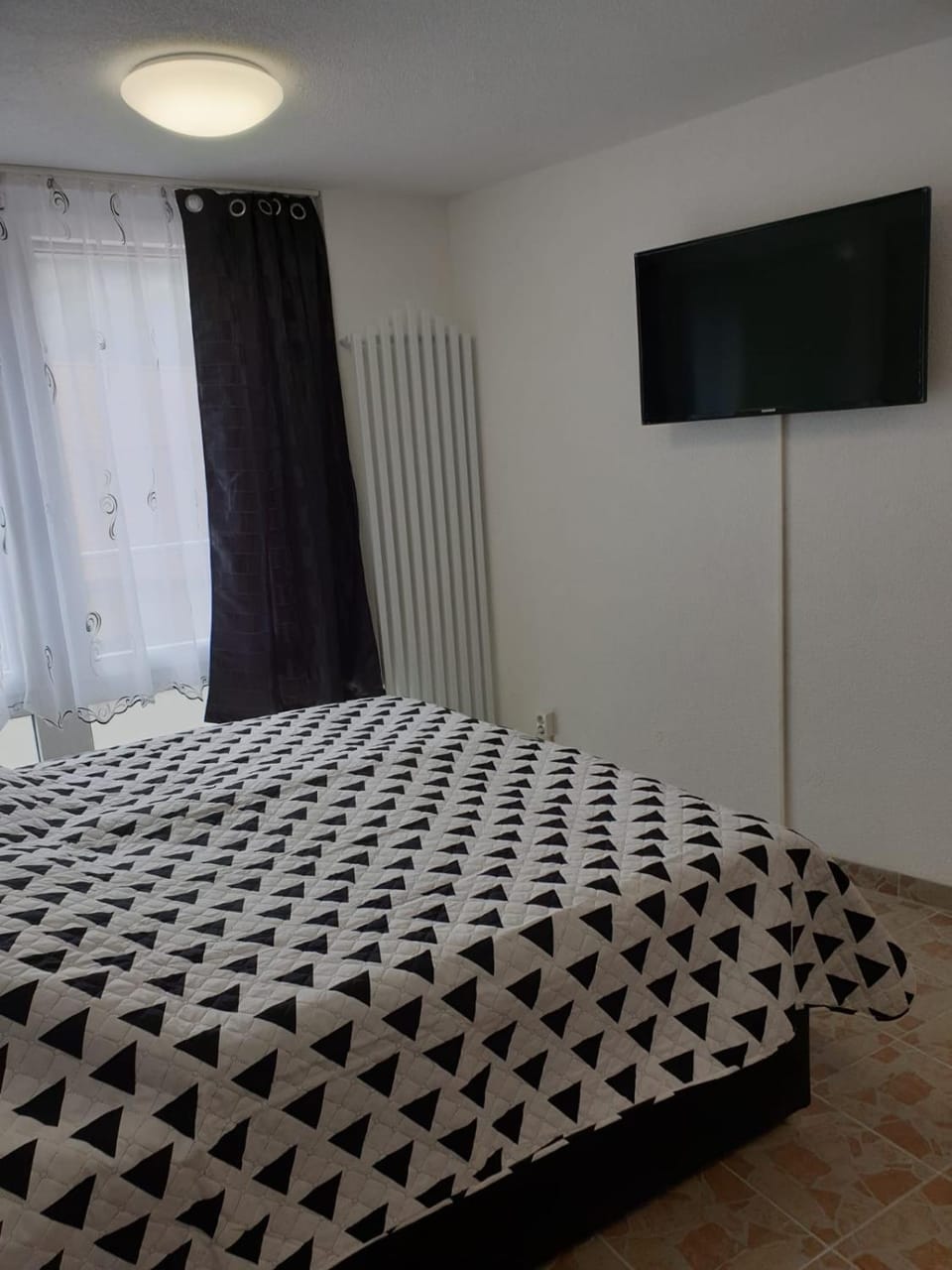 Bed, TV and multimedia, Bedroom