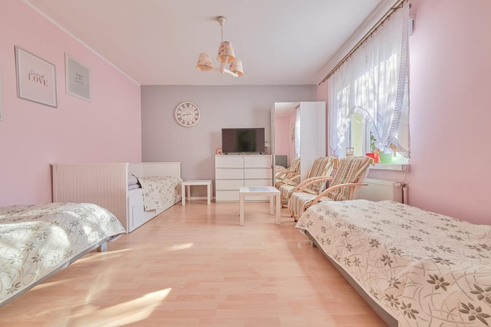 Photo of the whole room, Seating area