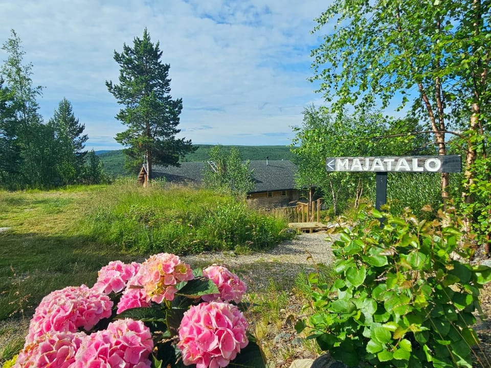 Property building, Day, Natural landscape, Mountain view, Street view