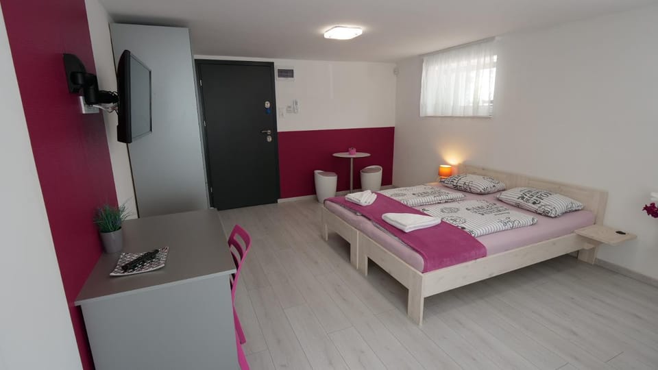 Bed, TV and multimedia, Bedroom