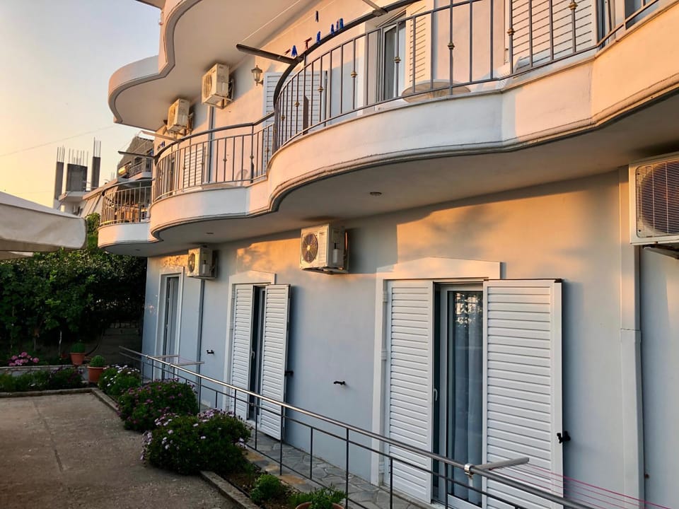 Property building, Facade/entrance, Balcony/Terrace