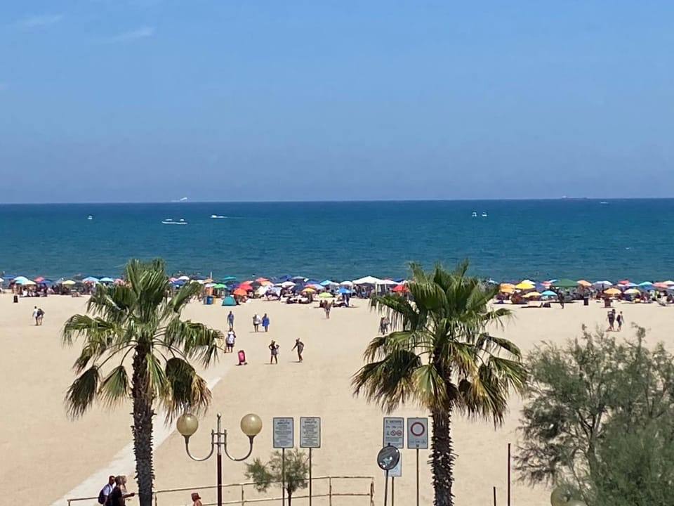 Day, People, Natural landscape, Beach, City view, Sea view, group of guests, sunbed
