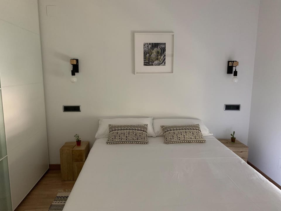 Bed, Photo of the whole room, Bedroom