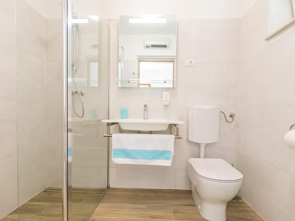 Shower, Toilet, Bathroom, towels