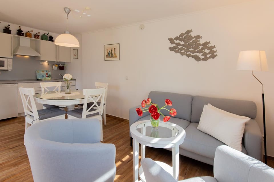 Kitchen or kitchenette, Living room, Seating area, Dining area