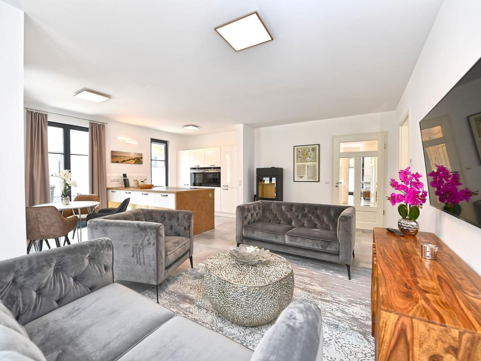 TV and multimedia, Kitchen or kitchenette, Living room, Seating area, Dining area